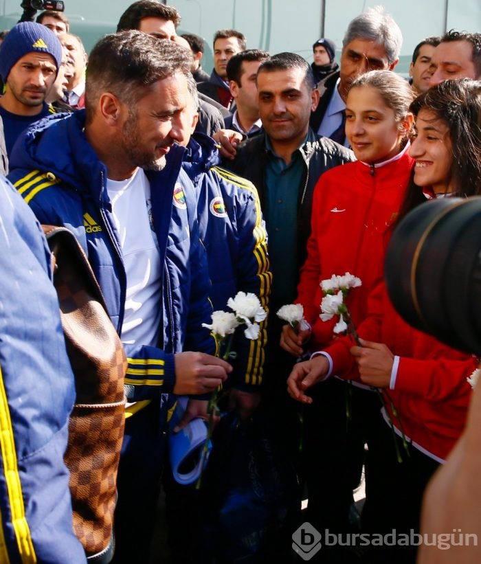Fenerbahçe Diyarbakır'da çiçeklerle karşılandı