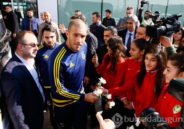 Fenerbahçe Diyarbakır'da çiçeklerle karşılandı