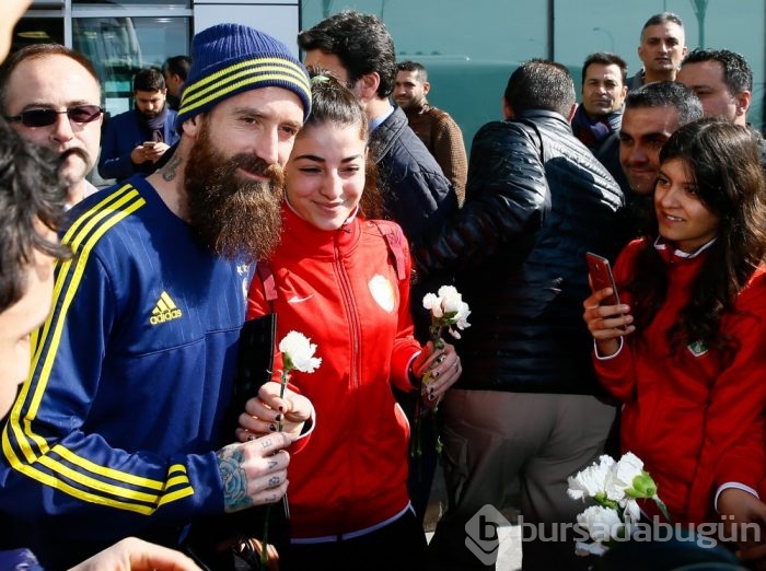 Fenerbahçe Diyarbakır'da çiçeklerle karşılandı