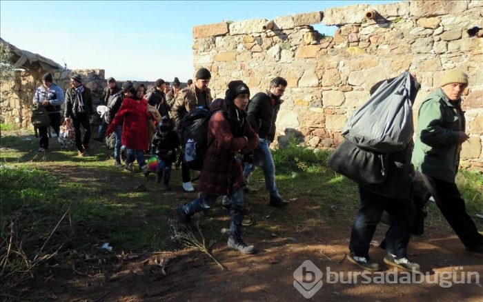 Göçmenleri yıpranmış tekneye bindirmek isterken yakalandı