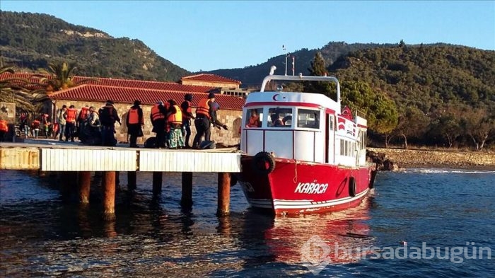 Göçmenleri yıpranmış tekneye bindirmek isterken yakalandı