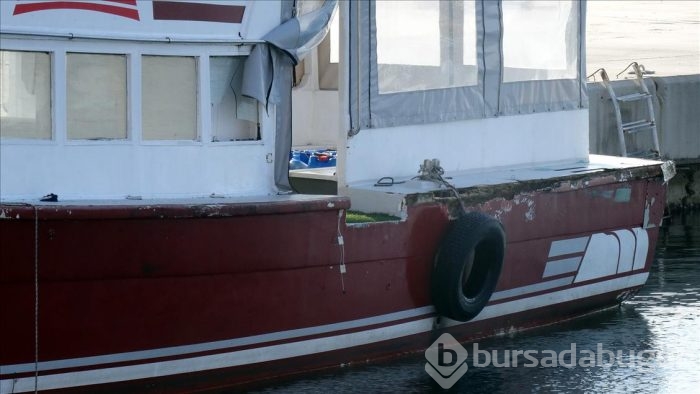 Göçmenleri yıpranmış tekneye bindirmek isterken yakalandı
