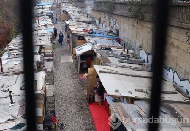 Paris'te kendilerine köy yaptılar