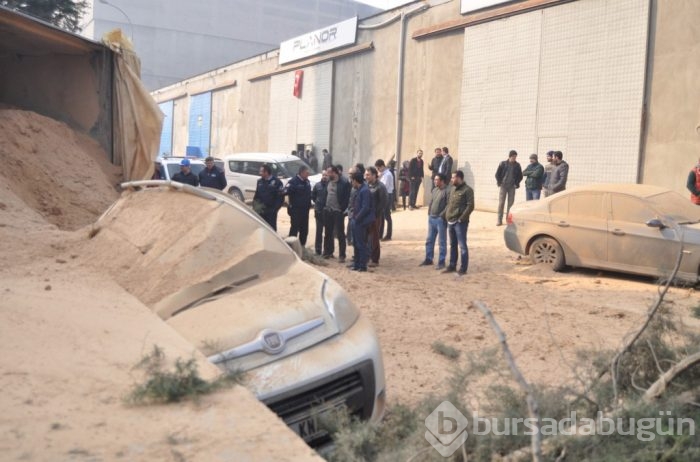 Kamyonun damperi lüks araçların üzerine devrildi	