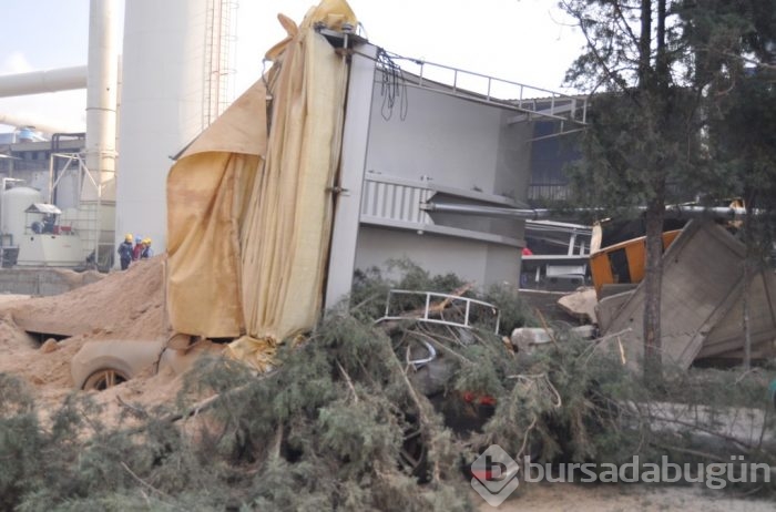 Kamyonun damperi lüks araçların üzerine devrildi	