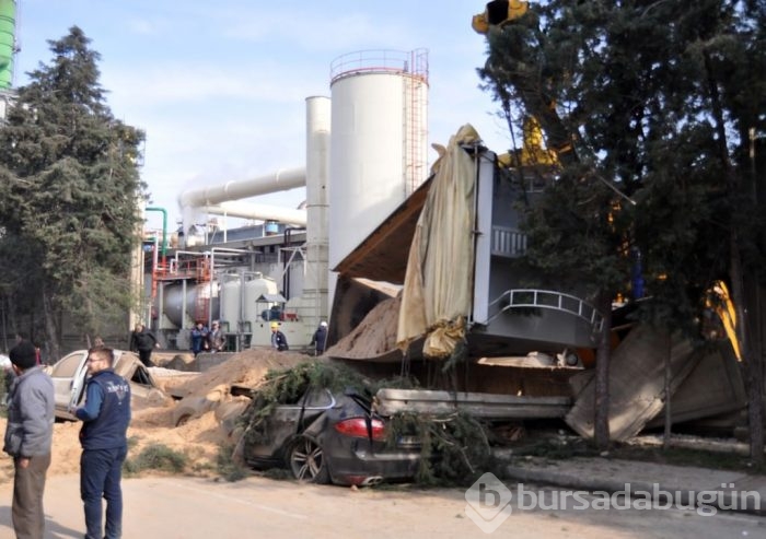 Kamyonun damperi lüks araçların üzerine devrildi	
