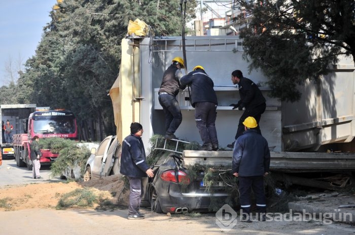 Kamyonun damperi lüks araçların üzerine devrildi	