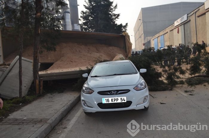 Kamyonun damperi lüks araçların üzerine devrildi	