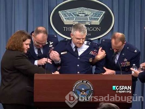 ABD'li general canlı yayında bayıldı