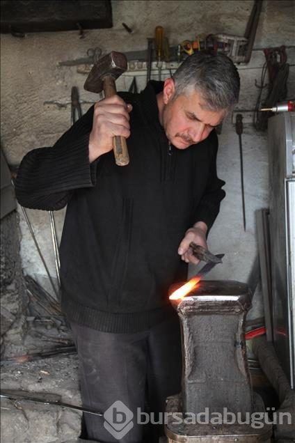 Bıçaktaki ustalığını tarihi kılıçlara taşıdı
