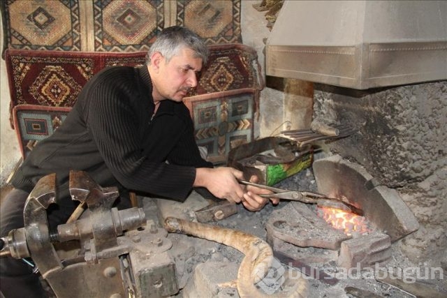 Bıçaktaki ustalığını tarihi kılıçlara taşıdı
