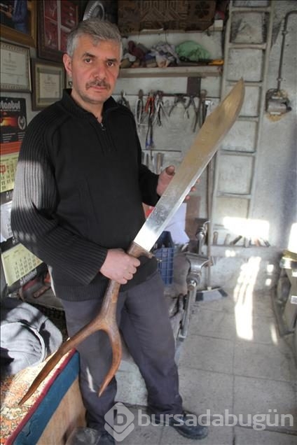 Bıçaktaki ustalığını tarihi kılıçlara taşıdı
