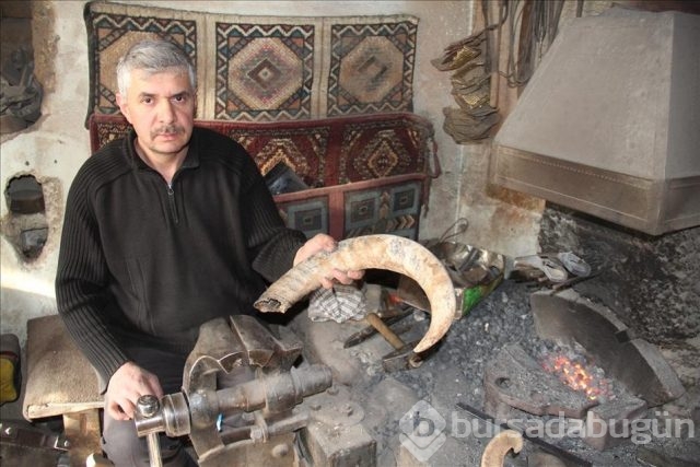 Bıçaktaki ustalığını tarihi kılıçlara taşıdı
