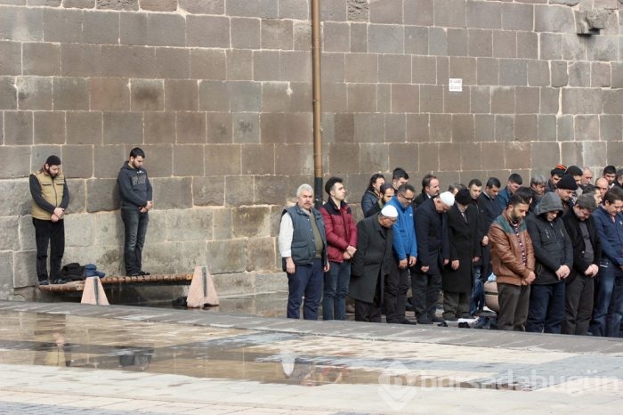 Kayseri'de ilginç cuma namazı!