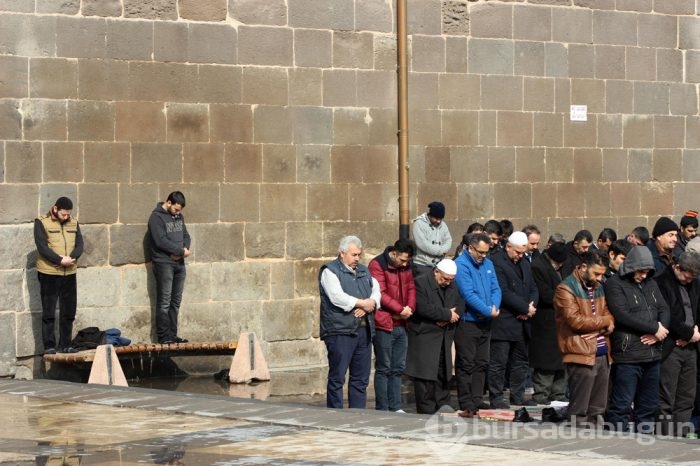 Kayseri'de ilginç cuma namazı!