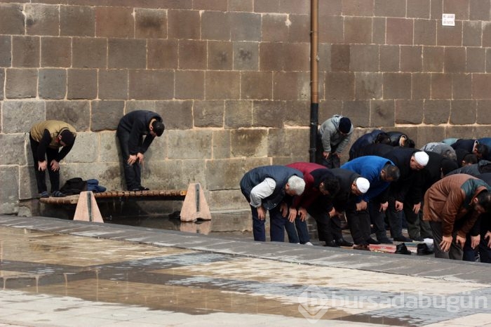 Kayseri'de ilginç cuma namazı!