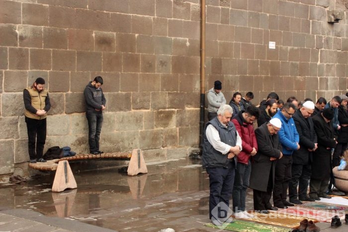 Kayseri'de ilginç cuma namazı!
