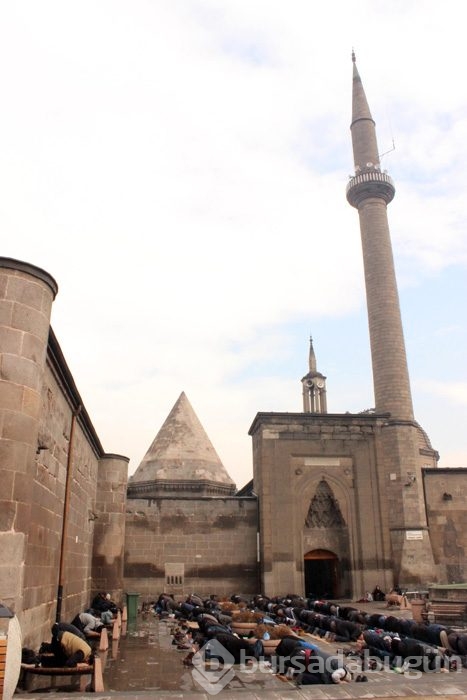Kayseri'de ilginç cuma namazı!
