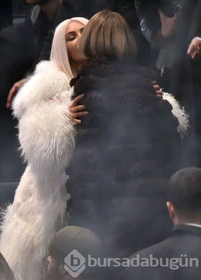 Kim Kardashian saçını yine boyattı
