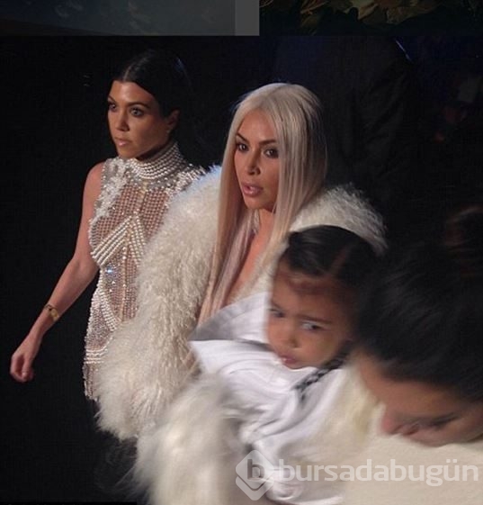 Kim Kardashian saçını yine boyattı
