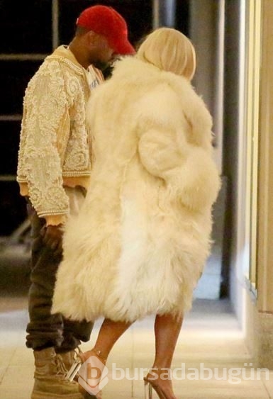 Kim Kardashian saçını yine boyattı
