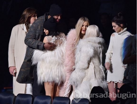 Kim Kardashian saçını yine boyattı
