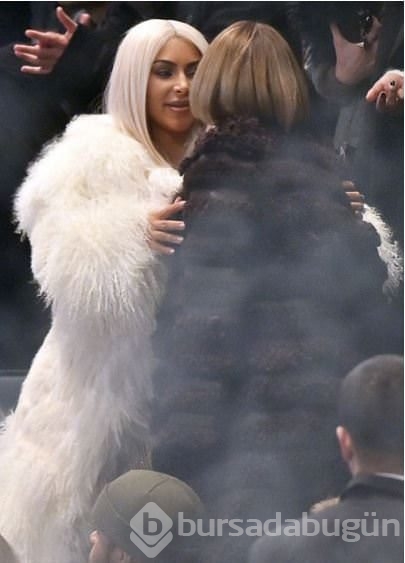 Kim Kardashian saçını yine boyattı

