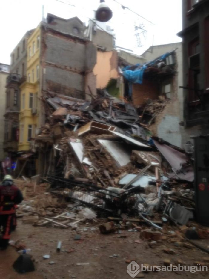 İstiklal Caddesi'nde bir bina çöktü
