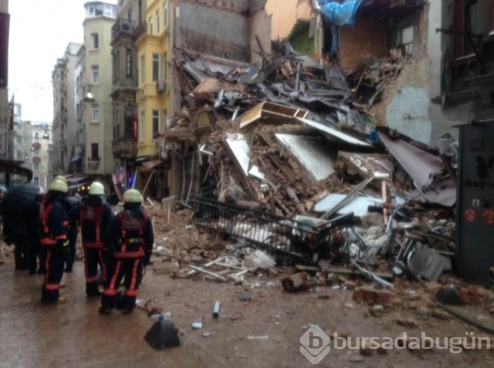 İstiklal Caddesi'nde bir bina çöktü
