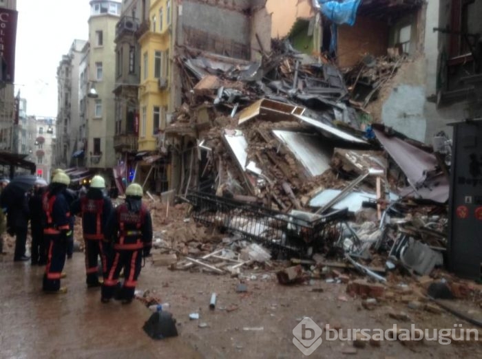 İstiklal Caddesi'nde bir bina çöktü

