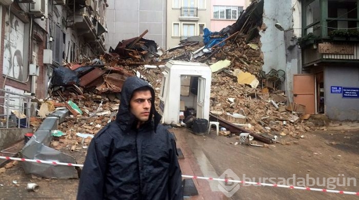 İstiklal Caddesi'nde bir bina çöktü
