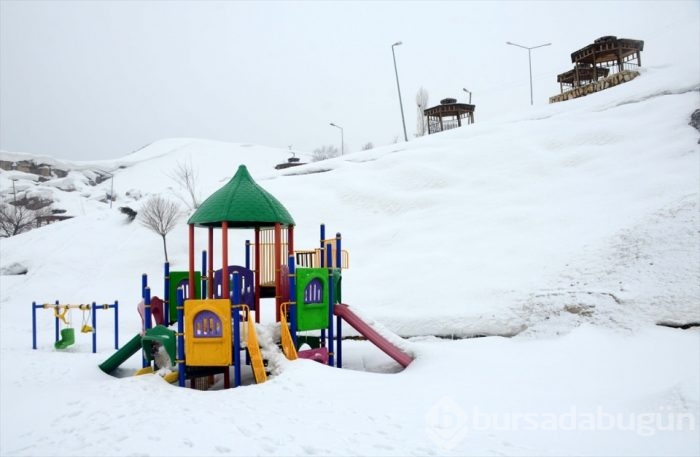 Bitlis'teki ATM'ler ve oyun parkları kar altında