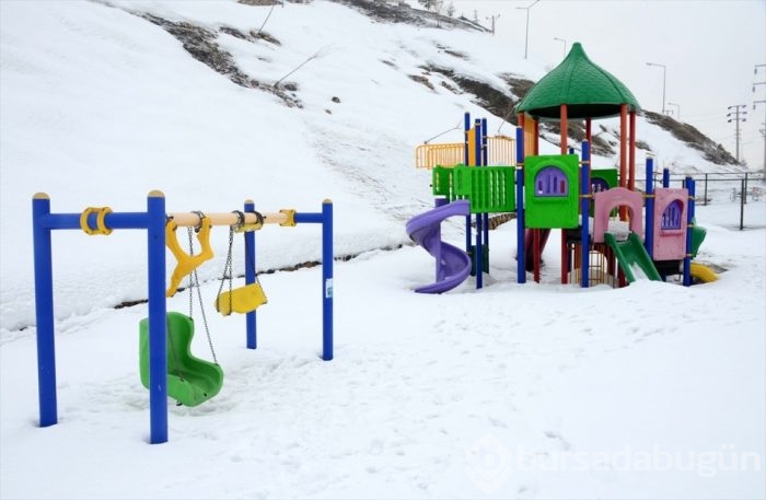 Bitlis'teki ATM'ler ve oyun parkları kar altında