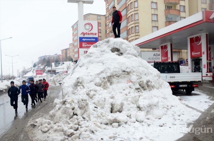 Bitlis'teki ATM'ler ve oyun parkları kar altında