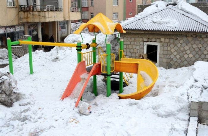 Bitlis'teki ATM'ler ve oyun parkları kar altında