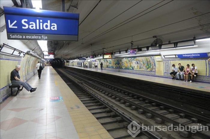 Buenos Aires metrosunda Endülüs Sanatı