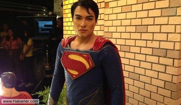 Superman'e benzemek için 23 kez operasyon geçirdi