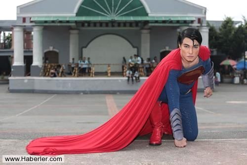 Superman'e benzemek için 23 kez operasyon geçirdi