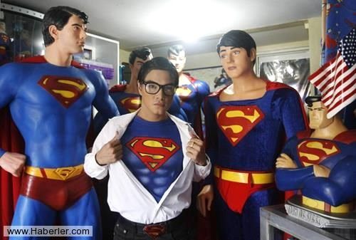 Superman'e benzemek için 23 kez operasyon geçirdi
