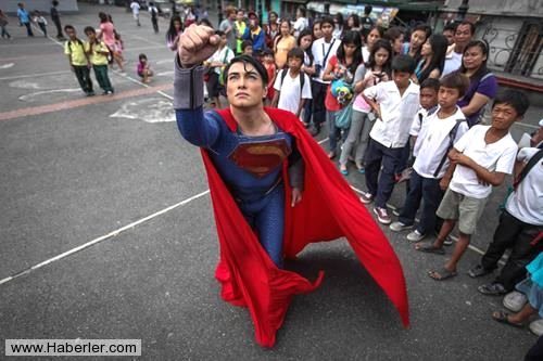 Superman'e benzemek için 23 kez operasyon geçirdi