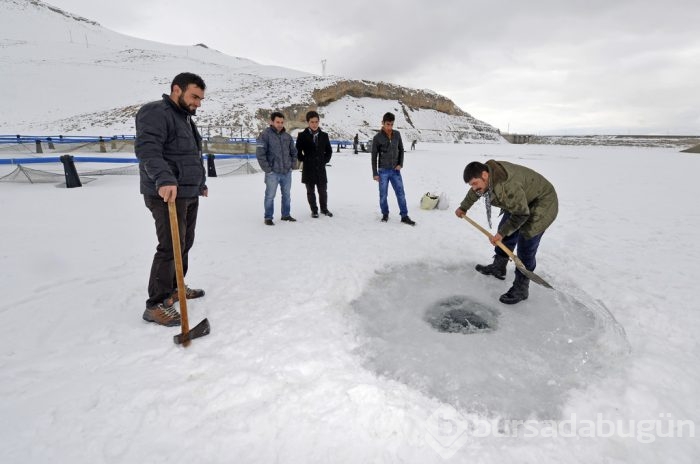 Buz tutan gölde mangal keyfi	