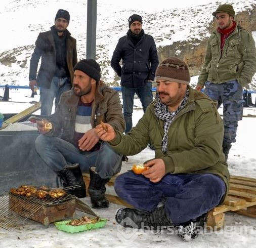 Buz tutan gölde mangal keyfi	