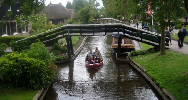 Arabanın yasak olduğu köy; Giethoorn