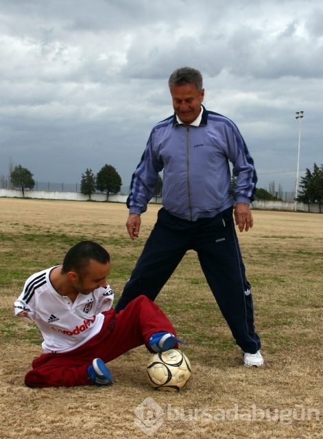 Engelli milli yüzücünün futbol sevgisi