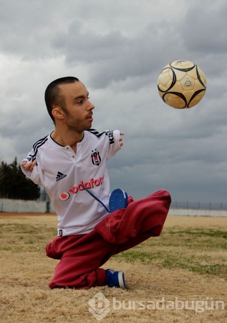 Engelli milli yüzücünün futbol sevgisi