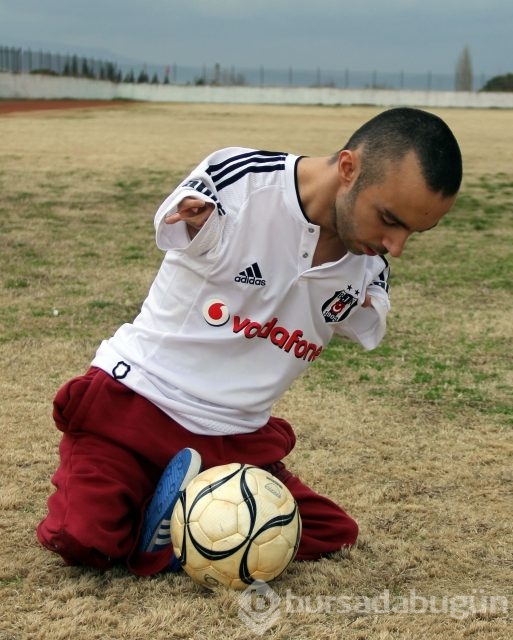 Engelli milli yüzücünün futbol sevgisi