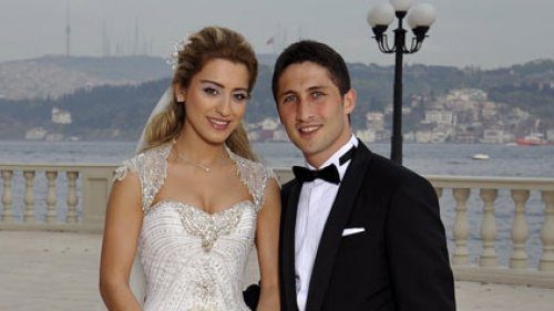 Pilot eşe elektrikli otomobil sürprizi!
