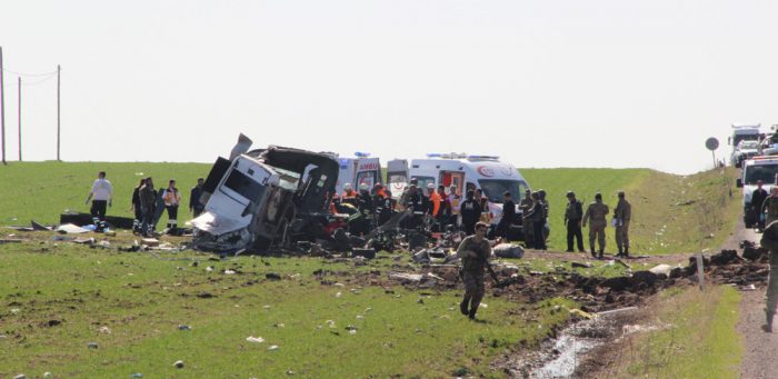 Diyarbakır'da askeri aracın geçişi sırasında patlama!	
