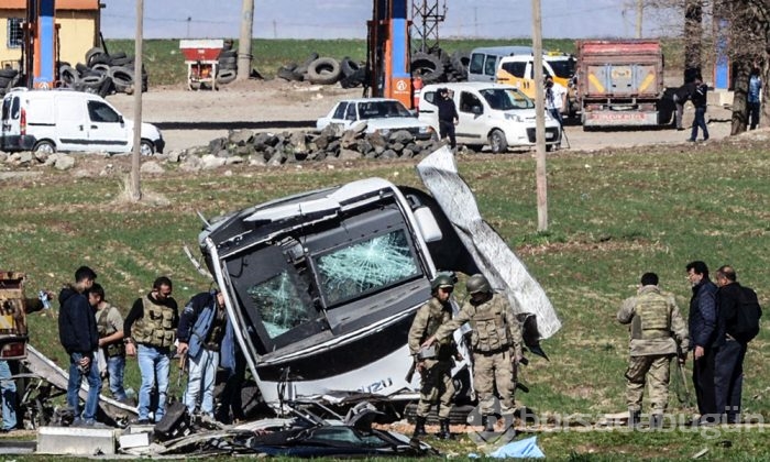 Diyarbakır'da askeri aracın geçişi sırasında patlama!	
