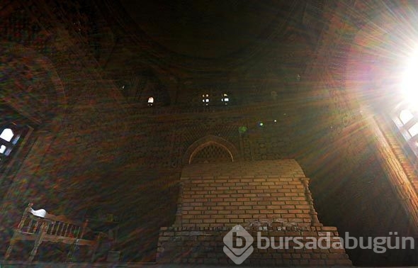 Kumların koruduğu türbe
